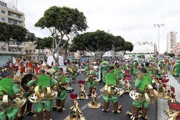  Telde disfruta con el pasacalle de los protagonistas del Carnaval de 'Studio 54'/Lpacarnaval.